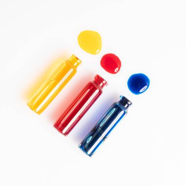 Renkli sıvılarla dolu cam şişelerin düşüşü.