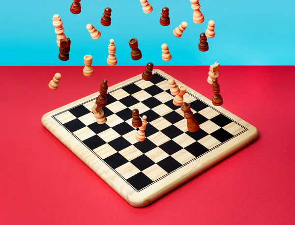 チェス盤のチェスの落下 — ストック写真