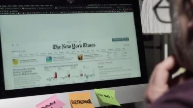 Udine, İtalya. 6 Mayıs 2020. New York Times çevrimiçi gazete