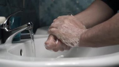 Covid-19 salgını sırasında ellerinizi sabunla yıkayın.