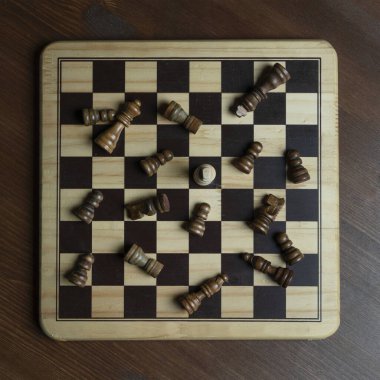 Kralla bir satranç tahtası ve bazı ters çevrilmiş zıt taşlar.