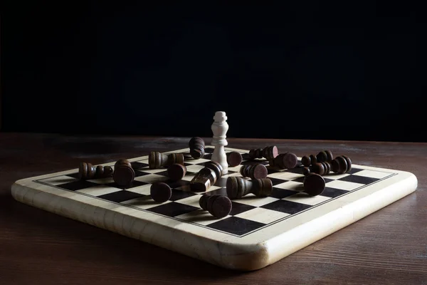王と反対の駒を持つチェス盤 — ストック写真