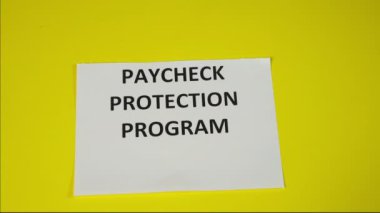 Bir adam maaş koruma programından vazgeçer.