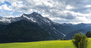 İtalya 'nın Sauris di Sopra köyünden Monte Bivera' nın panoramik görüntüsü