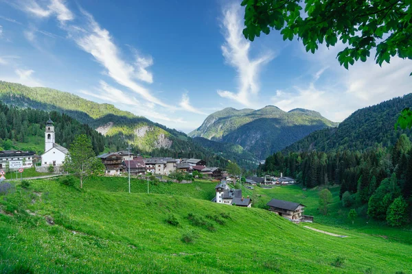 Sauris di Sotto Vadisi 'nin panoramik manzarası, İtalya