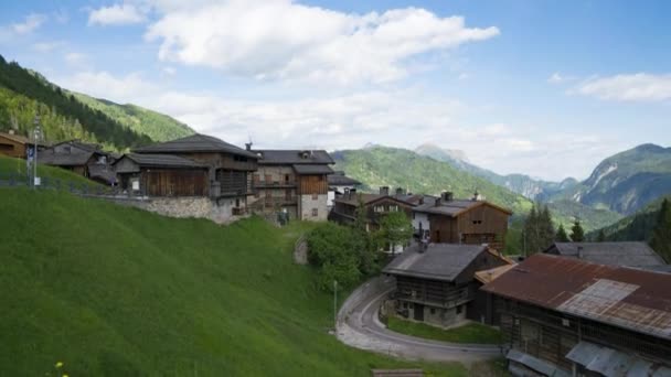 Panoramablick Auf Die Charakteristischen Holzhäuser Sauris Sopra Italien — Stockvideo