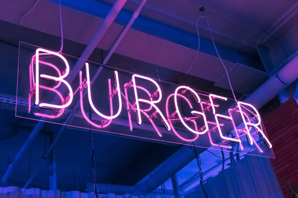 Trendy Neon Osvětlené Dopisy Burger Okně Fast Food Restaurace — Stock fotografie