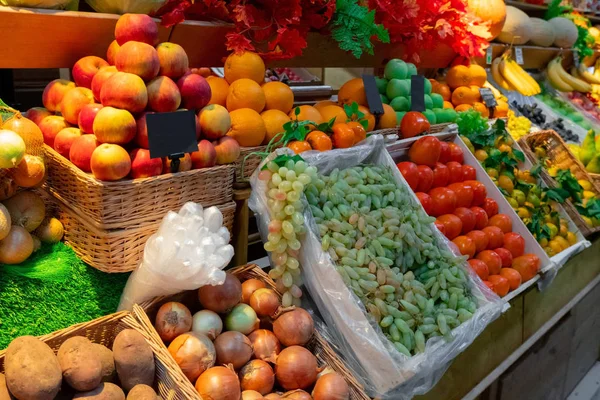 Kisten Mit Frischem Obst Und Gemüse Auf Dem Markt — Stockfoto