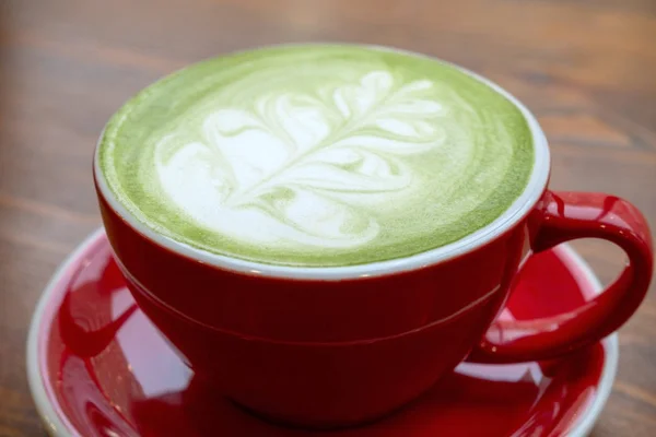 Cerrar Partido Latte Con Arte Latte Taza Cerámica Roja Café —  Fotos de Stock