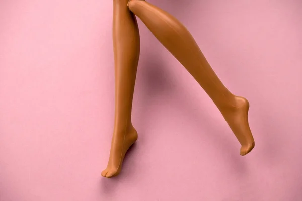 Gros Plan Des Jambes Lisses Une Poupée Jouet Plastique Sur — Photo