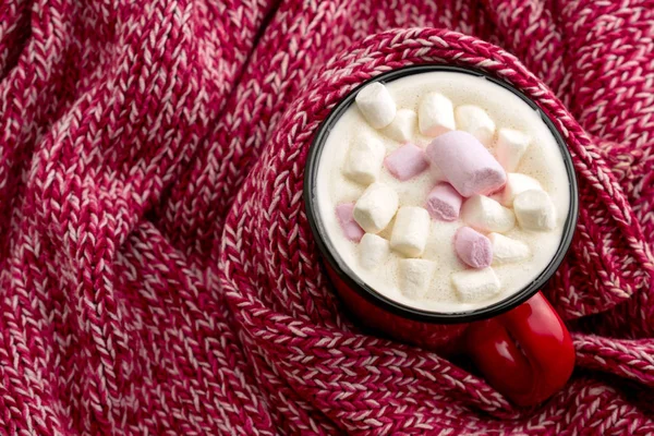 Vista Superior Bebida Aquecimento Com Marshmallows Fundo Camisola Malha Vermelha — Fotografia de Stock