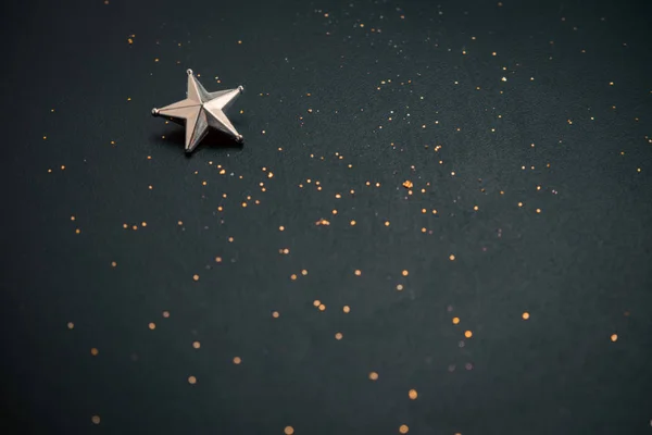Verschwommener Dunkler Festlicher Hintergrund Mit Goldenem Glanz Und Metallischem Stern — Stockfoto