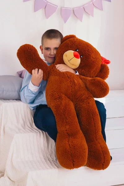 Bonito Feliz Caucasiano Menino Abraços Grande Marrom Recheado Urso — Fotografia de Stock