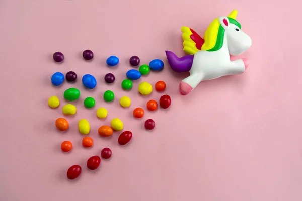 Unicórnio Brinquedo Squishy Está Voando Arco Íris Doces Fundo Rosa — Fotografia de Stock