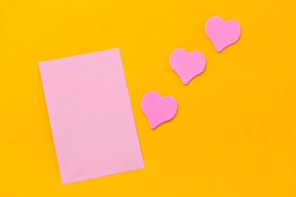 Rosa Papierbogen Und Rosa Herzen Auf Gelbem Hintergrund — Stockfoto