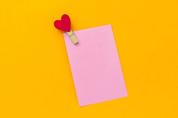 Leere Rosafarbene Papiernotiz Mit Stoffnadel Mit Rotem Herz Auf Leuchtend — Stockfoto