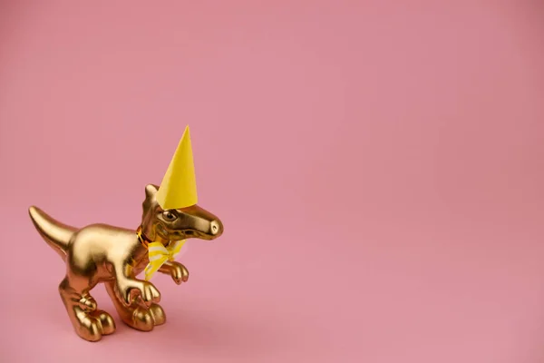 Goldener Dinosaurier Mit Perty Hut Und Fliege Auf Rosa Hintergrund — Stockfoto