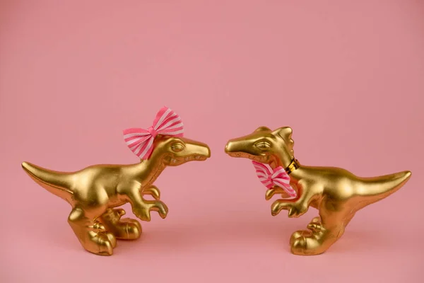Goldene Dinosaurier Spielzeugjunge Fliege Und Mädchen Mit Pinkfarbener Haarnadelschleife Stehen — Stockfoto