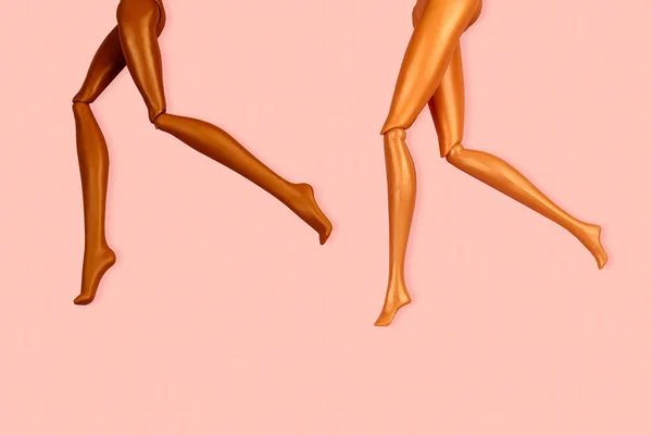 Jambes Poupées Plastique Avec Différentes Couleurs Peau Sur Fond Rose — Photo