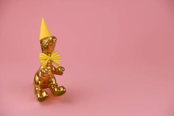 Goldener Dinosaurier Mit Perty Hut Und Fliege Auf Rosa Hintergrund — Stockfoto