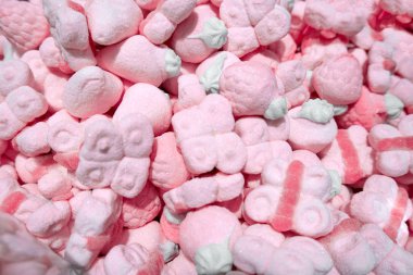 Şekerci dükkanının tezgahında pembe şeker reçeli