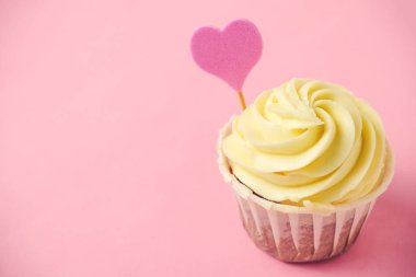 Kapkeki, pembe kalpli, pastel pembe arka planda fotokopi alanı olan kapatıyoruz.