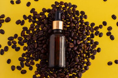 Sarı arka planda gerekli yağ ve kahve çekirdekleri.