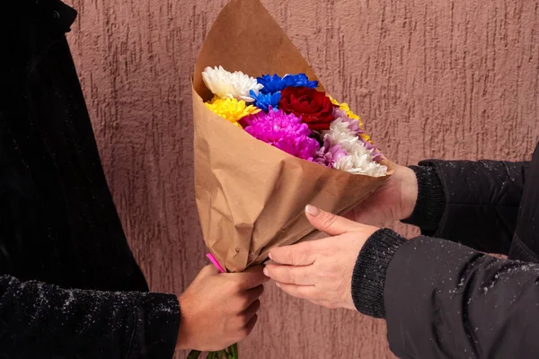 Hombre Ramo Flores Mujer Una Calle Invierno Cerca Las Manos — Foto de Stock