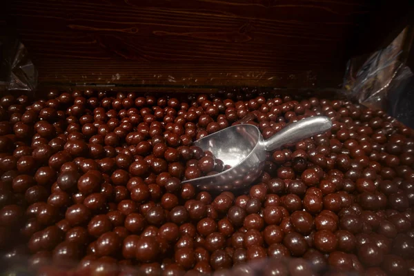 Nozes Bandeja Doces Chocolate Marrom Com Colher Metal Loja Doces — Fotografia de Stock