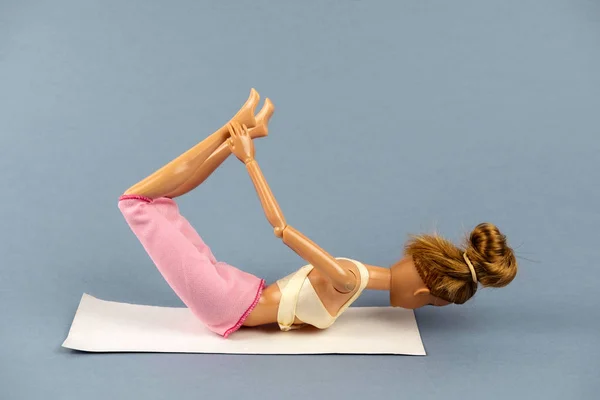 Plastikpuppe Yoga Pose Auf Grauem Hintergrund Gesundes Lebensstilkonzept — Stockfoto