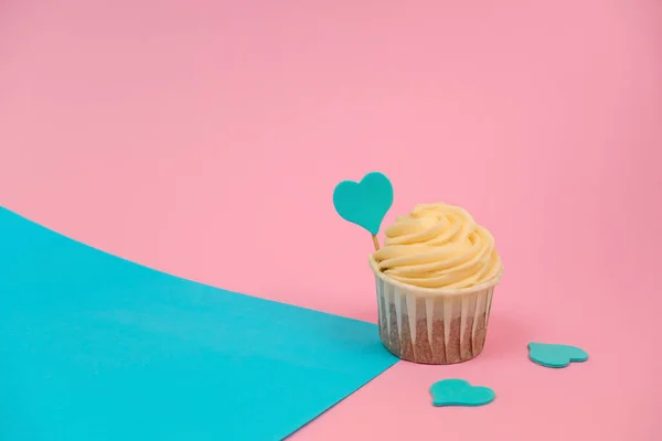 Χαριτωμένο Cupcake Κρέμα Βουτύρου Διακοσμημένο Μπλε Καρδιά Μπλε Και Ροζ — Φωτογραφία Αρχείου