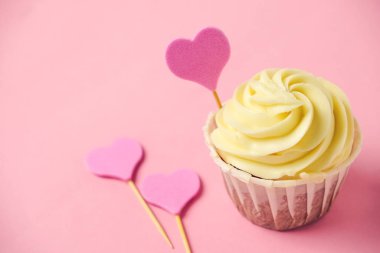 Kapkeki, pembe kalpli, pastel pembe arka planda fotokopi alanı olan kapatıyoruz.