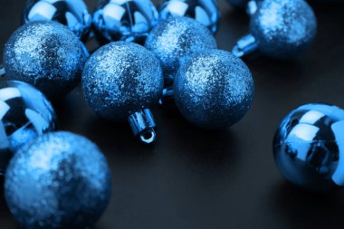 Siyah pullarla süslenmiş altın metal noel topları. 