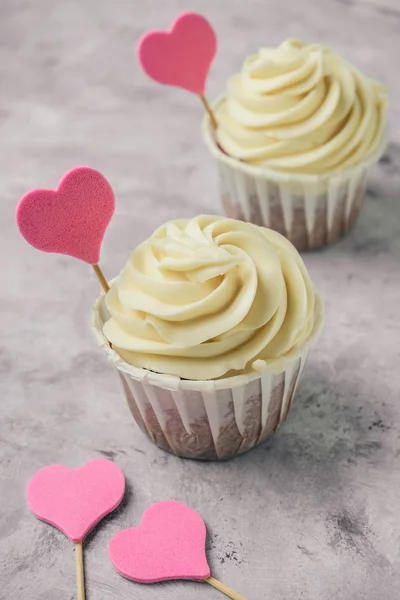 Close Cupcakes Pink Hearts Gray Concrete Table Copy Space — Stock Photo, Image