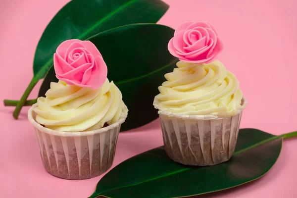 Γλυκά Cupcakes Διακοσμημένα Τριαντάφυλλα Και Τροπικά Φύλλα Παστέλ Ροζ Φόντο — Φωτογραφία Αρχείου