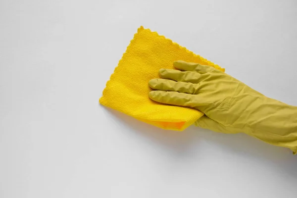 Mão Luva Borracha Amarela Limpa Parede Branca Com Pano Algodão — Fotografia de Stock