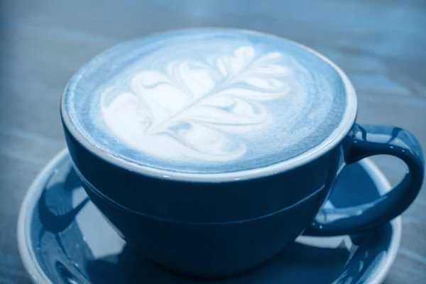 Cerrar partido té latte con un arte latte en taza de cerámica roja i —  Fotos de Stock