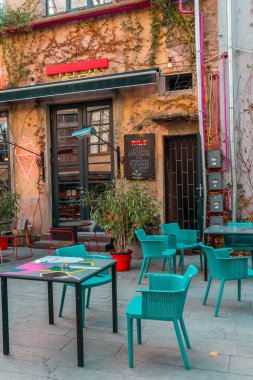 Tiflis, Gürcistan, 16 Aralık 2019 - Fabrika modern kamusal alandaki samimi kahve dükkanı