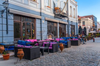 Tiflis, Gürcistan, 16 Aralık 2019 - Yastıklı rahat koltuklar ve yayalar üzerindeki restoran masaları