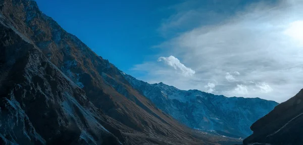 Όμορφη Θέα Των Υψηλών Ισχυρών Βουνών Και Του Μπλε Ουρανού — Φωτογραφία Αρχείου