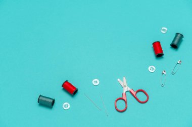 Üst görünüm düz kırmızı ve mavi dikiş ya da nakış malzeme yatıyordu metin için boşluk ile mavi arkaplan