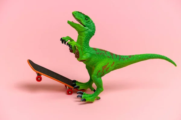Słodkie Zielony Dinozaur Zabawka Łyżwy Izolowane Różowym Tle — Zdjęcie stockowe