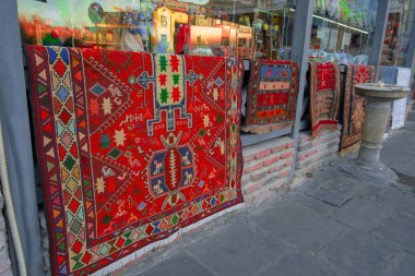 Mağaza vitrininde doğu halıları