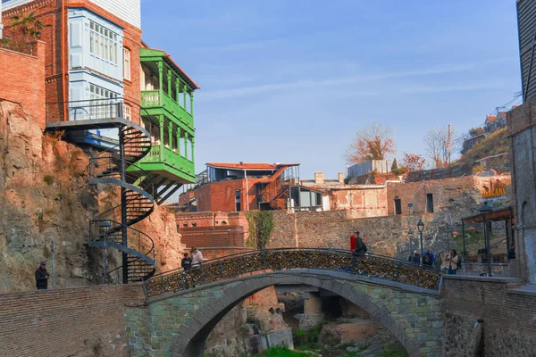 Tiflis Gürcistan Aralık 2019 Ahşap Oymalı Balkonları Eski Köprüsü Turistleri — Stok fotoğraf