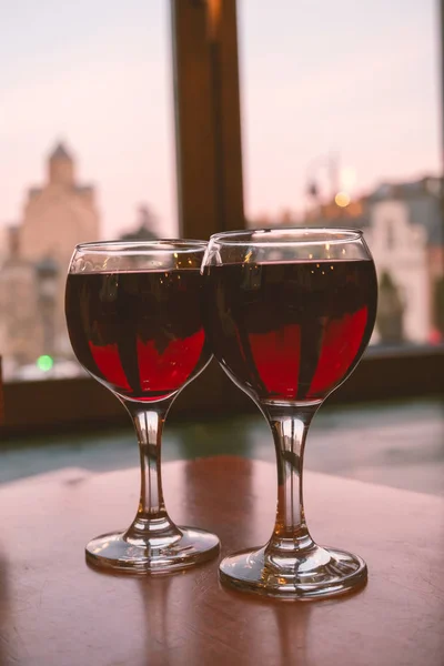 Дві Склянки Червоного Вина Столі Ресторані Концепція Романтичної Вечері — стокове фото