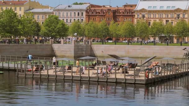 Czerwca 2019 Sankt Petersburg Rosja Ludzie Opalają Się Nabrzeżu Wyspie — Wideo stockowe