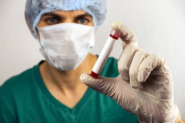 Egy Egészségügyi Szakember Közeli Keze Sapkában Maszkban Kesztyűben Vérvizsgálati Csövet — Stock Fotó