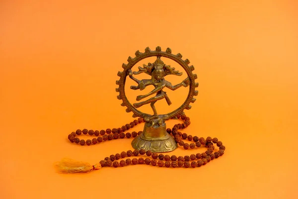 Statue Dancing God Shiva Traditional Prayer Beads Rudraksha Orange Background — Stock Photo, Image
