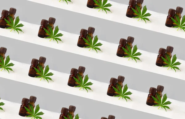 Vida Aún Con Botellas Vidrio Aceite Patrón Creativo Hoja Cannabis —  Fotos de Stock