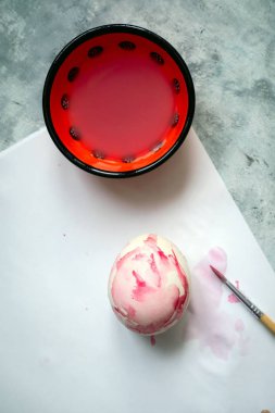 Kırmızı boyalı seçici odak kasesi, boyalı yumurta, Paskalya bayramı konsepti için yumurta boyama.